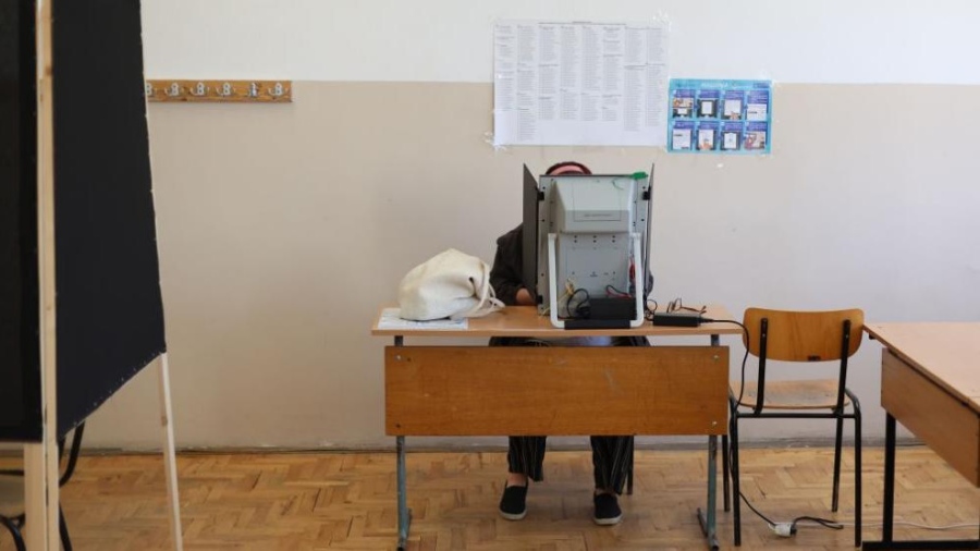 ЦИК одобрява повторното използване на налични паравани