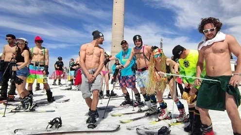 Ски и сноуборд по бански отново събира ентусиасти в Пампорово, избират и Мис "Бикини"