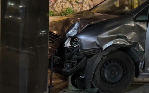 Кола с бг регистрация се вряза в заведение в Атина