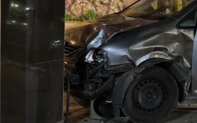 Кола с бг регистрация се вряза в заведение в Атина