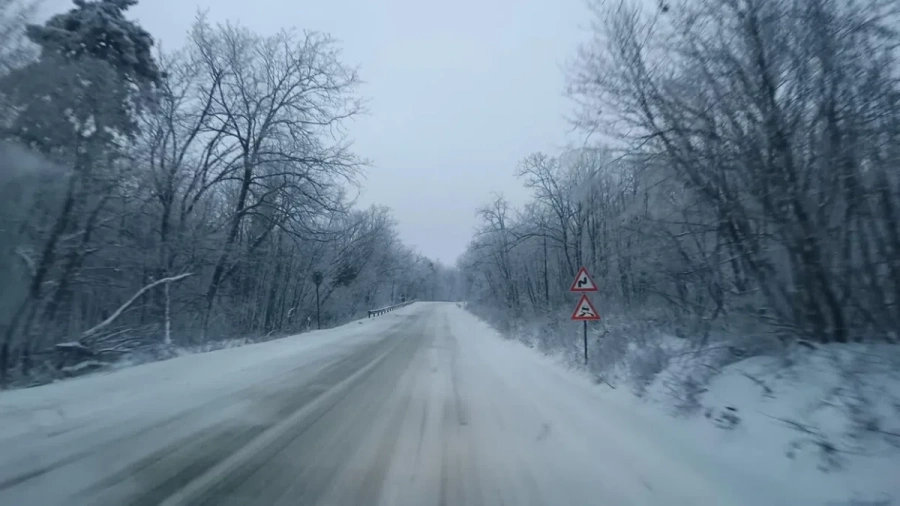 Сняг вали по проходите "Превала" и "Пампорово", снежната покривка е до 10 см
