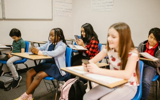 Нови правила в образованието: ИИ става част от учебния процес