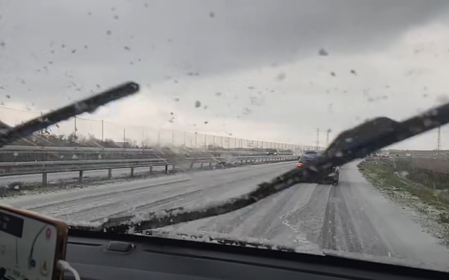 Градушка падна край Поморие, сняг затрупа Омуртаг ВИДЕО