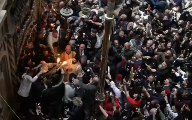 ВИДЕО Благодатният огън беше измолен, слезе в храма на Божи гроб