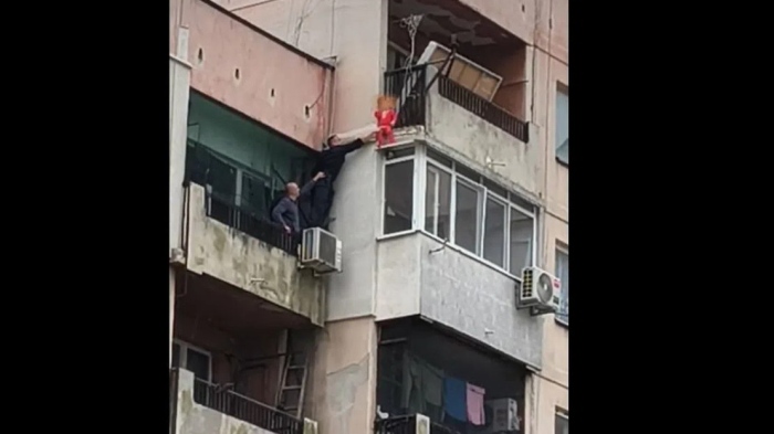 Увисналото от осмия етаж дете в Ямбол и сестра му се събират днес в приемно семейство