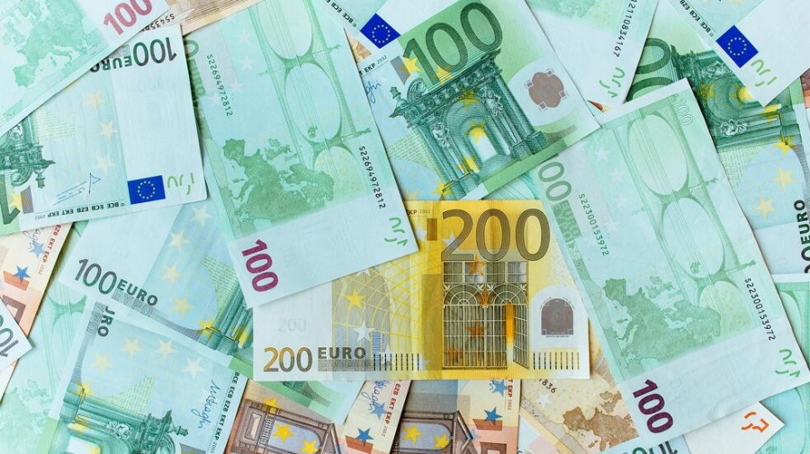 Държавата превежда по 20 евро за гориво на над 210 000 българи