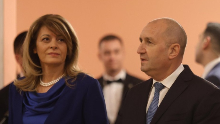 Радев вече гласува, жена му обяви, че още мисли кого да подкрепи