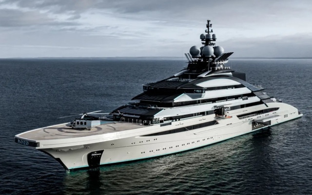 Руска суперяхта на съюзник на Путин премина през Ормузкия проток въпреки блокадата