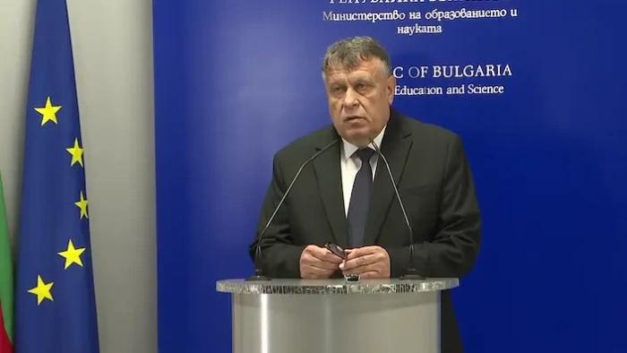 МОН въвежда електронни служебни бележки за предстоящите матури
