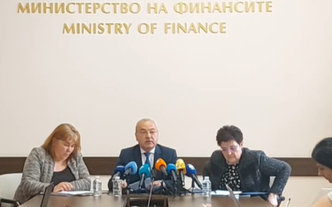 Властта слага таван на чиновническите заплати, предлага замразяване на депутатските