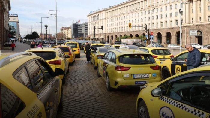Такситата искат да карат в бус лентата