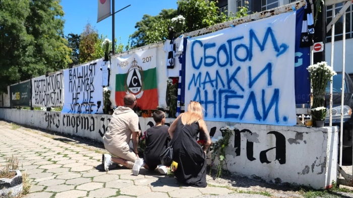В памет на загиналите деца: Отрупаха с цветя стадиона на Славия