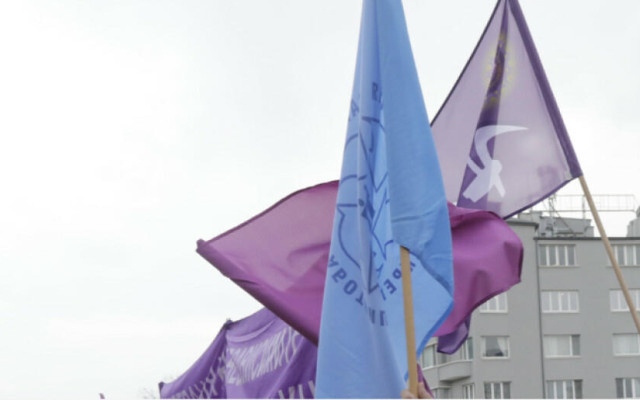 Протестиращи запалиха бесилка с чучело на държавния служител пред МС (ВИДЕО)