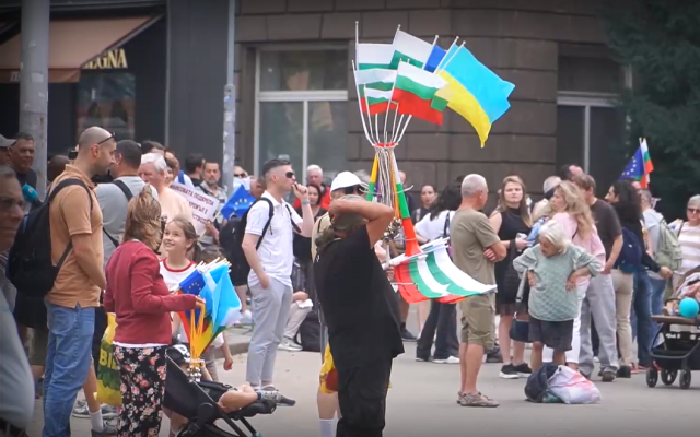Протест поиска оставката на Радев, развя български и украински знамена