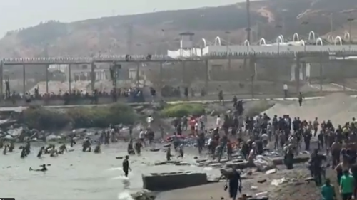 Испания разположи армията в Сеута след масово нахлуване на мигранти ВИДЕО