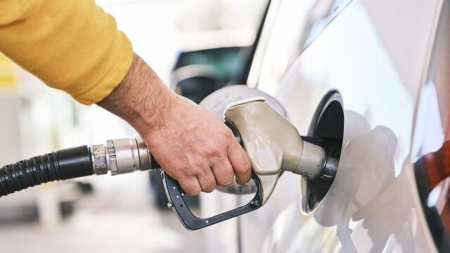 Шок на колонките: Дизелът скочи с над 17% за месец, идва ново поскъпване