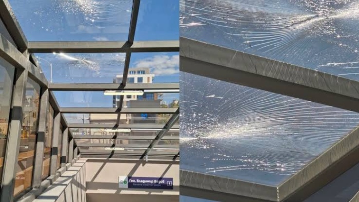 Потрошиха стъклата на метростанция дни след откриването