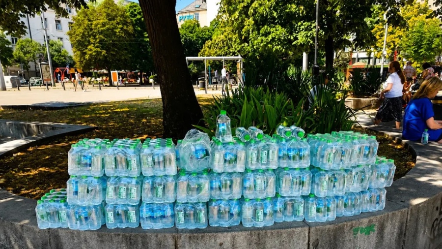 Столична община продължава инициативата за раздаване на безплатна вода