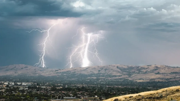 Гръмотевична буря приближава София и района, предупреждава Meteo Balkans