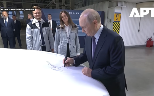 Путин направи кръгче с новата "Волга": Удобна, тиха, лесно се кара ВИДЕО