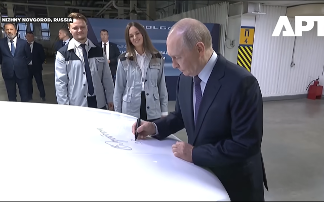 Путин направи кръгче с новата "Волга": Удобна, тиха, лесно се кара ВИДЕО
