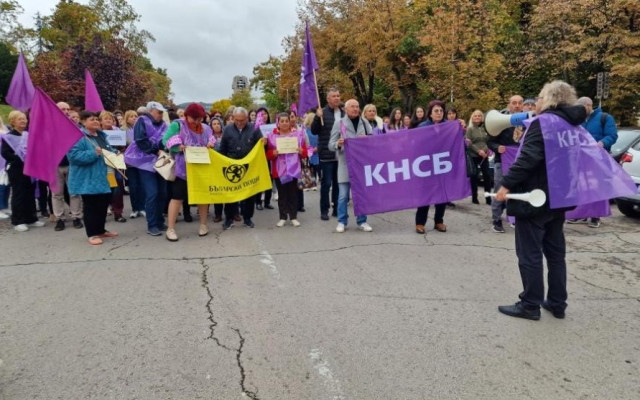 "10 минути за 10 процента": Работещи в Шумен на протест за по-високи заплати
