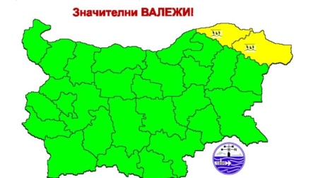 Жълт код за значителни валежи в две области, по високите върхове ще вали сняг