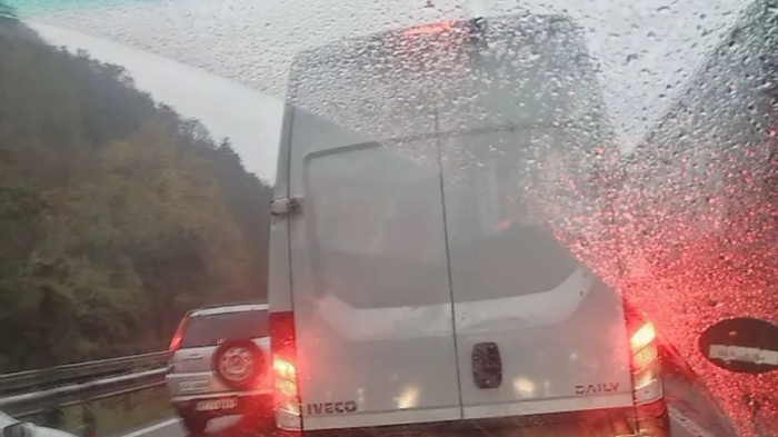 Катастрофа затруднява трафика на АМ "Хемус"